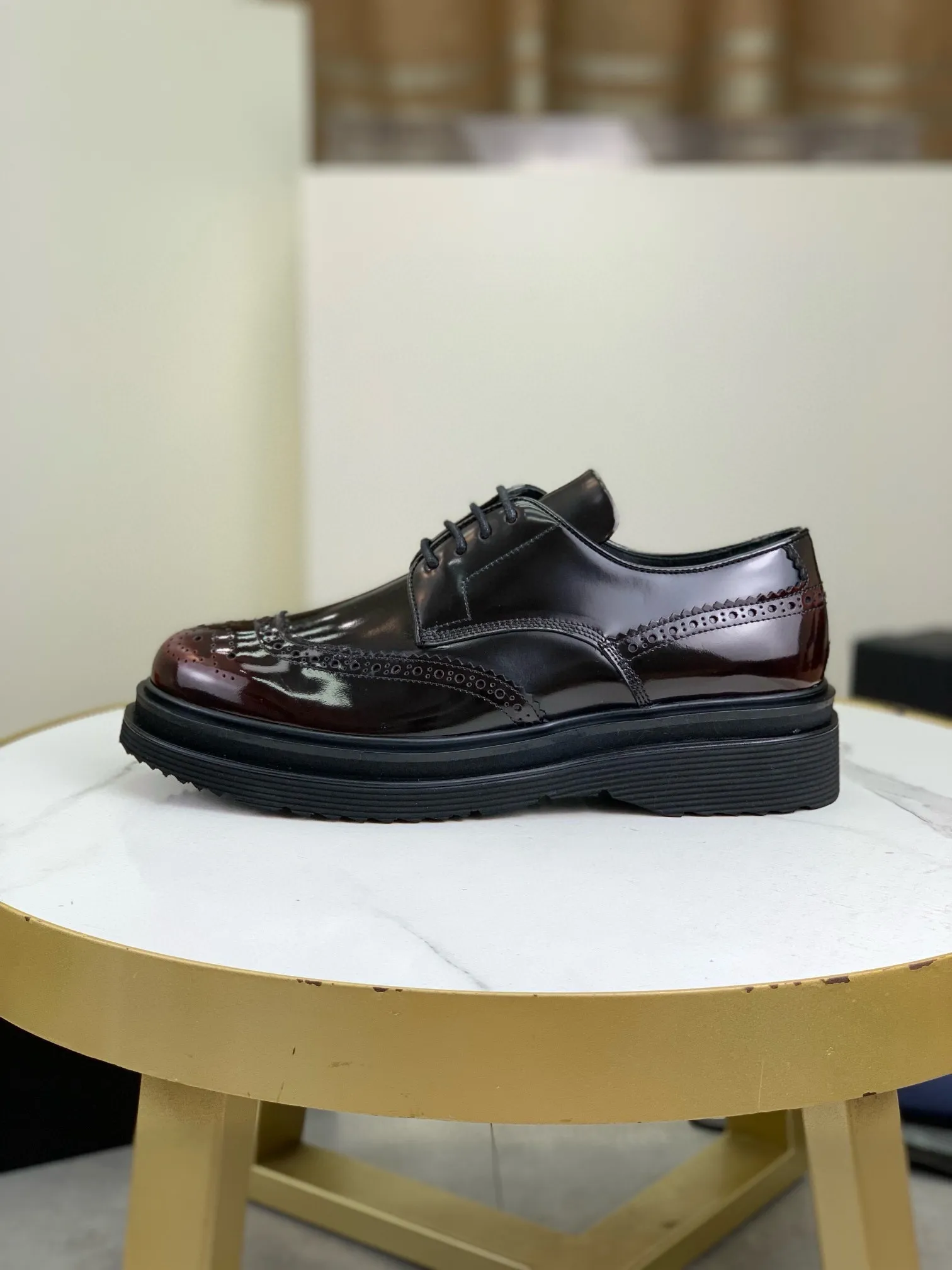 Factory price P880 💰Original quality, top version🔱 ＰＲＡＤＡPrada. Men's business casual leather shoes, top quality products. 1:1 shipment⬆️Luxurious and noble👞All imported original brand fabrics, just to create a more comfortable wearing experience. Upper: Original comfortable open edge bead-rubbed calf leather➕Top imported water-dyed full cow lining, original lightweight and comfortable TPU foam combination bottom✔️Code number: 39-44 (38.45 can be customized)